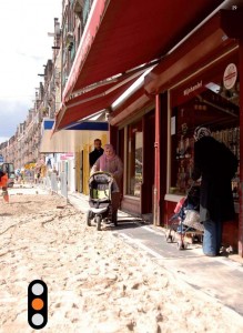 Te smalle loopschotten voor een winkelstraat. 